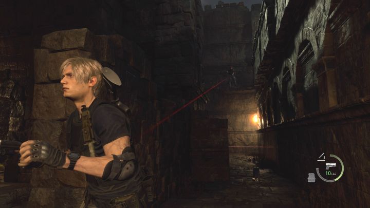 Entschärfen Sie unterwegs weitere Laserfallen (Sie müssen sich so positionieren, dass Sie die Sprengladungen erkennen können) - Resident Evil 4 Remake: Wie kann man Jack Krauser erneut besiegen (Kapitel 14)?  - Bosse - Resident Evil 4 Remake-Leitfaden