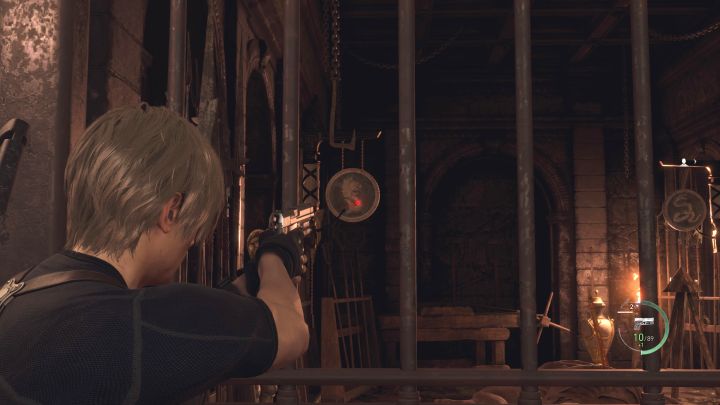 Schießen Sie jetzt mit Ihrer Schusswaffe auf die verbleibenden zwei Glocken – darauf befinden sich Symbole, die denen auf dem verschlossenen Tor entsprechen – Resident Evil 4 Remake: Treasury Swords-Puzzle (Kapitel 7) – Rätsellösungen – Resident Evil 4 Remake Guide
