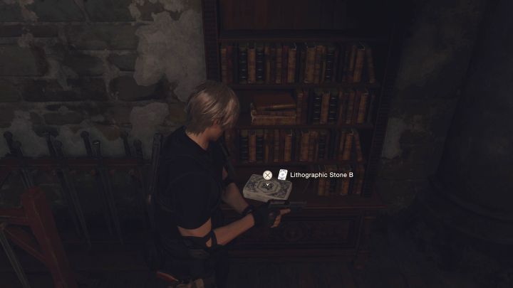 Lithografischer Stein B befindet sich neben einem Bücherregal - Resident Evil 4 Remake: Das Rätsel der Bindery Lithografischen Steine ​​(Kapitel 8) - Rätsellösungen - Resident Evil 4 Remake Guide