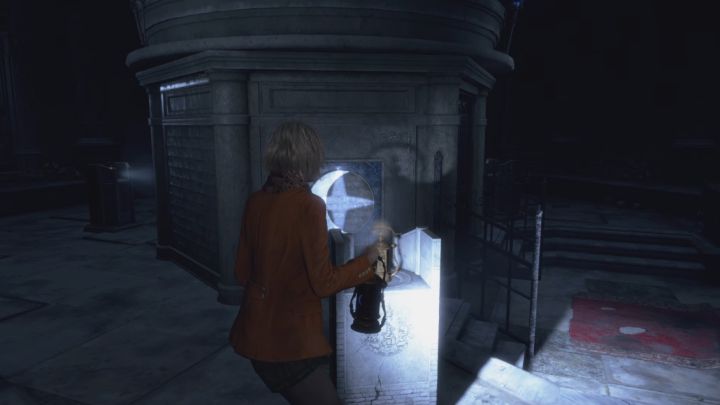 Laufen Sie mit der Mondsichellampe nach rechts und wechseln Sie mit der linken Plattform (vom Startpunkt aus gesehen) – Resident Evil 4 Remake: Das Salazar Family Insignia-Puzzle (Ashley) – Rätsellösungen – Resident Evil 4 Remake Guide