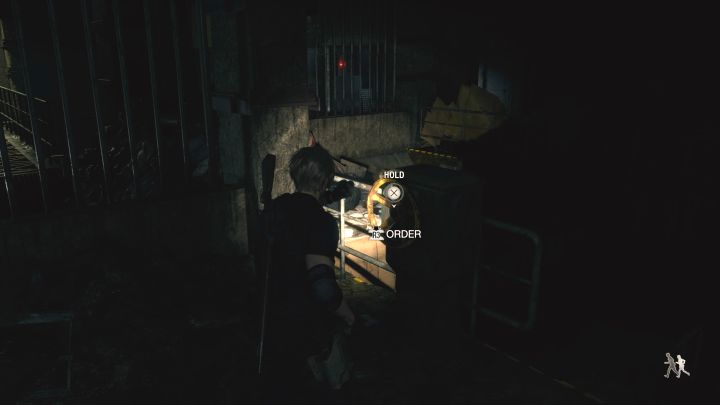 Sobald Sie sich in einem dunklen Raum wiedergefunden haben, finden Sie das Ventil und bitten Sie Ashley um Hilfe - Resident Evil 4 Remake: Abfallentsorgungsterminal-Puzzle - Rätsellösungen - Resident Evil 4 Remake Guide