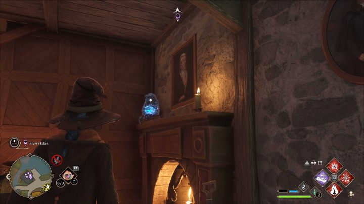 Eine der Demiguise-Statuen Nr. 8 (Hogsmeade) befindet sich in einem kleinen Haus gegenüber dem Brood and Peck-Shop – Hogwarts Legacy: Demiguise Statues – Hogsmeade – Hogsmeade – Hogwarts Legacy Guide