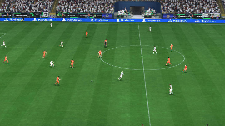 Lange Pässe in EA FC 24 sind nützlich, um das Spiel auf die andere Seite des Spielfelds zu verlagern oder wenn die Chance besteht, einen schnellen Spieler, entweder einen Flügelspieler oder einen Stürmer, auszulösen – EA Sports FC 24: Passen – Grundlagen – EA Sports FC 24 – Spielanleitung