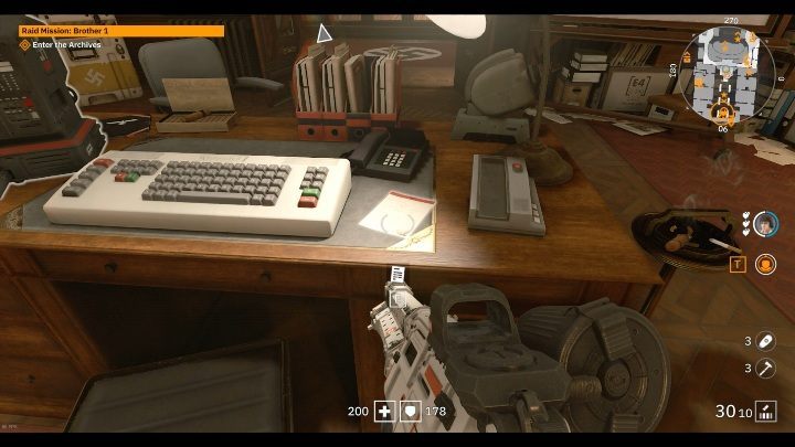 Auf einem großen Holzschreibtisch steht ein riesiger Computer und eine ebenso große Tastatur – Geheimnisse und Sammlerstücke in Brother 1 |  Wolfenstein Youngblood – Sammlerstücke und Geheimnisse – Wolfenstein Youngblood Guide