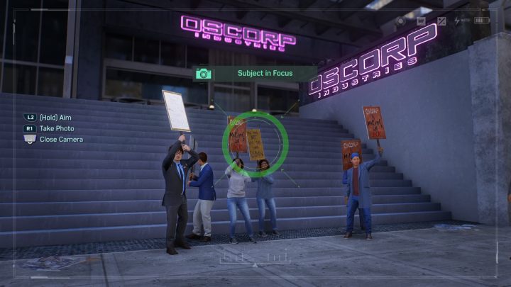 Machen Sie ein Foto von Menschen, die vor dem Oscorp-Hauptquartier protestieren – Spider Man 2: Alle Fototermine – Orte – Geheimnisse und Sammlerstücke – Spider Man 2 Guide