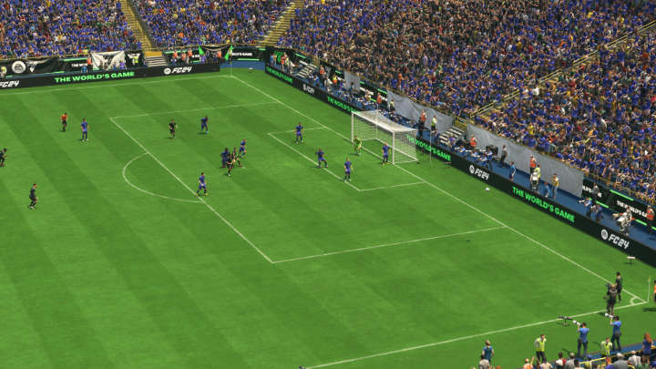 Wenn Sie in EA FC 24 einen klassischen Eckball mit dem linken und rechten Analogstick ausführen, haben Sie die Kontrolle darüber, wo und mit welcher Drehung der Ball weitergegeben wird – EA Sports FC 24: Standardsituationen – Grundlagen – EA Sports FC 24 – Spiel Führung