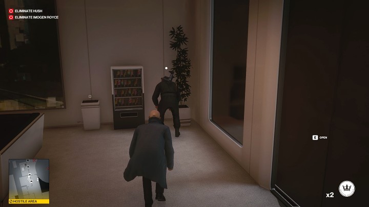 Wait until the guard standing next to you becomes interested in the noise and enters the room - Hitman 3: Imogen Royce - how to kill her? Chongqing, China, walkthrough guide - End Of An Era - Chongqing - Hitman 3 Guide