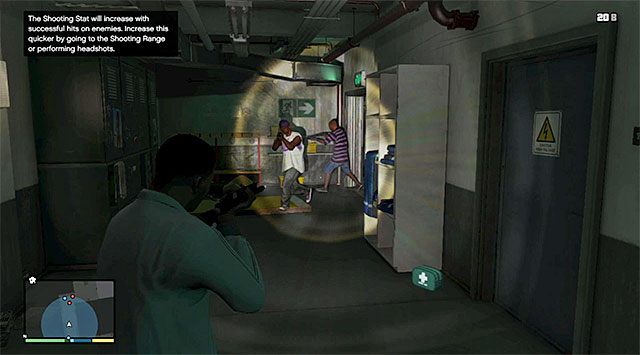 Achten Sie auf die beiden Feinde, die an der im Screenshot gezeigten Stelle durch die Tür schneiden – GTA 5: The Long Stretch – Missions-Komplettlösung – Hauptmissionen – GTA 5-Leitfaden