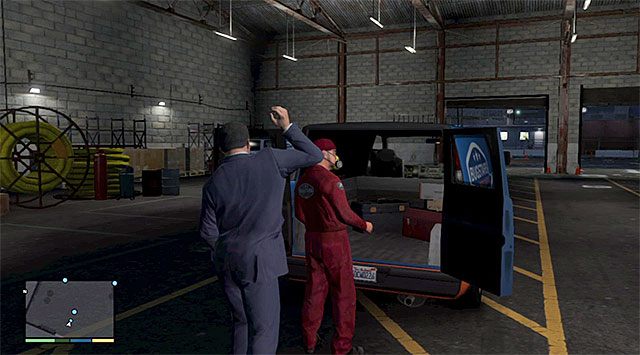 Gehen Sie um das Lagerhaus herum, um zur Rückseite des Gebäudes zu gelangen – GTA 5: Bugstars-Ausrüstung – Komplettlösung für die Mission – Hauptmissionen – GTA 5-Leitfaden