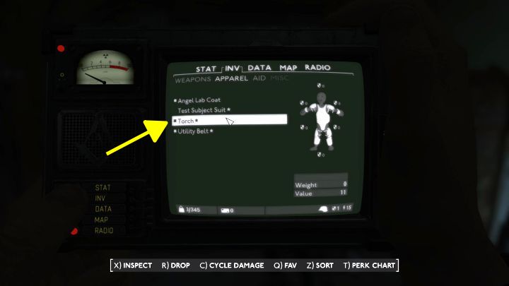 Nachdem Sie die Fackel zu Ihrem Inventar hinzugefügt haben, stellen Sie sicher, dass sie aktiv ist (Registerkarte „Kleidung“) – neben ihrem Namen muss ein sichtbarer Punkt vorhanden sein – Fallout London: Wie erhellt man das Spiel und schaltet die Fackel ein? – Technische Probleme – Fallout London-Handbuch