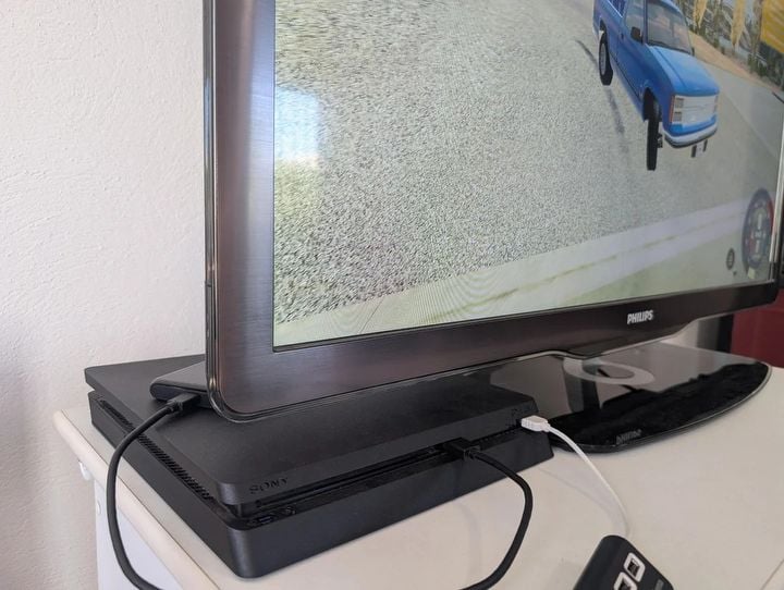 Ein Spieler zwang die PS4, ein leistungsstarkes PC -Spiel durchzuführen. Anfangs versprach es eine Katastrophe - Bild #2