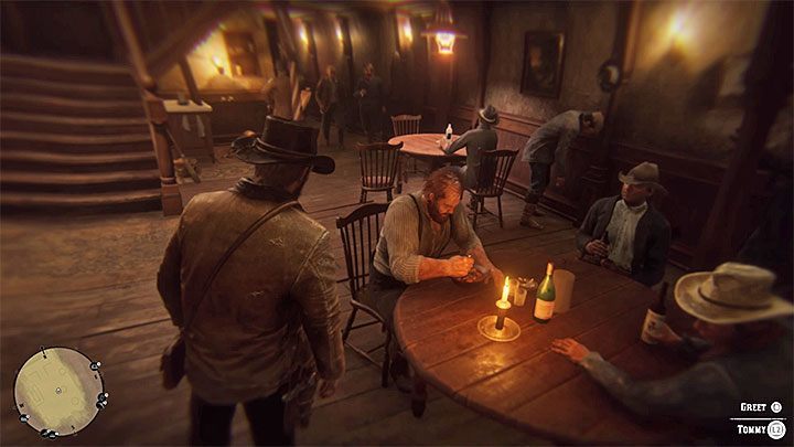 Bleiben Sie nach der ersten Runde der Getränke im Erdgeschoss des Salons und finden Sie Tommy, mit dem Sie einige Missionen zuvor gefistet haben - Eine ruhige Zeit - Red Dead Redemption 2 - Kapitel 2 - Hufeisenblick - Red Dead Redemption 2 - Leitfaden