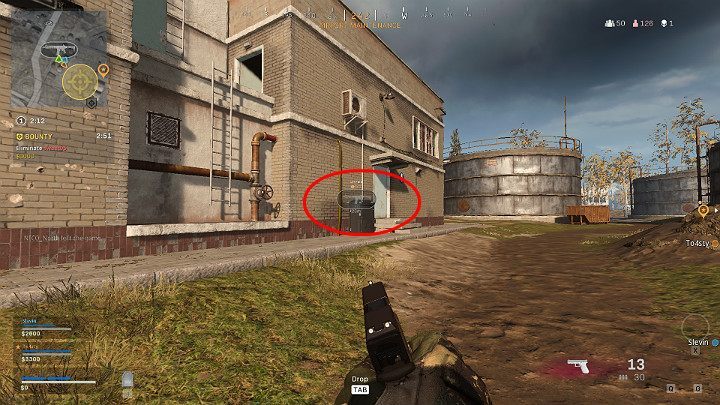 Das Bild oben zeigt eines der Teammitglieder, das ein Gewehr in einem Gebäude auf der anderen Straßenseite markiert - Warzone: Kommunikation - Grundlagen - Warzone Guide