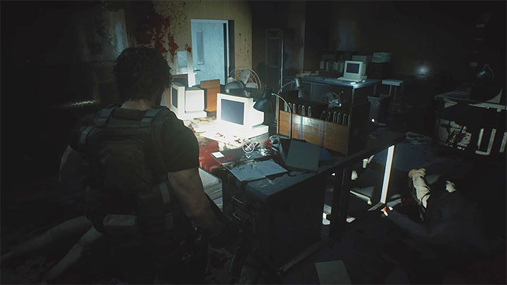Das Tagebuch liegt auf einem blutbefleckten Schreibtisch neben dem Computer im Personalraum des 2F des Krankenhauses - Resident Evil 3: Krankenhausgeheimnisse, Sammlerstücke - Sammlerstücke und Geheimnisse - Resident Evil 3 Guide