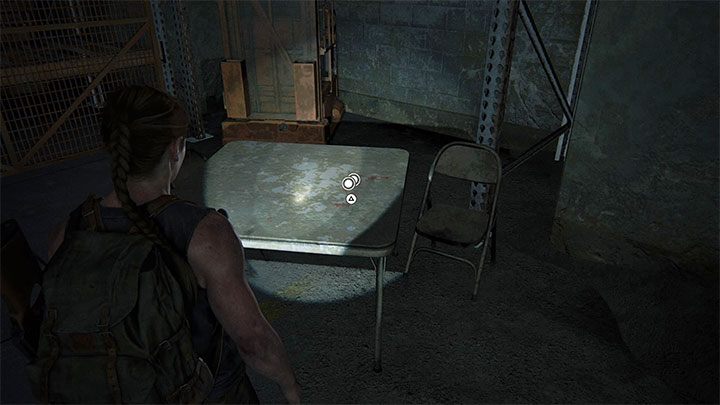 Das Geheimnis liegt auf einem quadratischen Tisch in einem dunklen Lagerhaus - The Last of Us 2: Zu Fuß - Sammlerstücke, Artefakte, Münzen - Seattle Tag 1 - Abby - The Last of Us 2 Guide