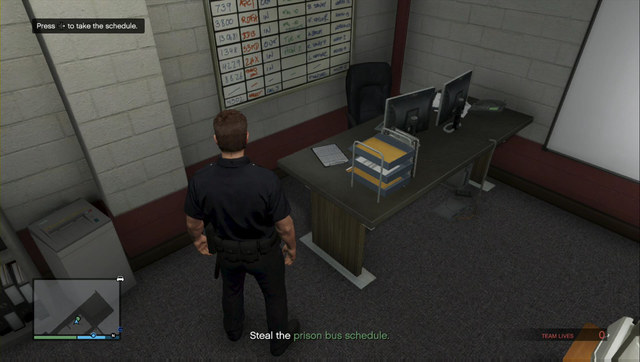 Der Zeitplan befindet sich auf dem Schreibtisch in der Ecke - Sie müssen ihn nur abholen und verlassen, ohne gesehen zu werden - Überfall 2: Gefängnispause - Überfälle (DLC) - GTA 5-Leitfaden