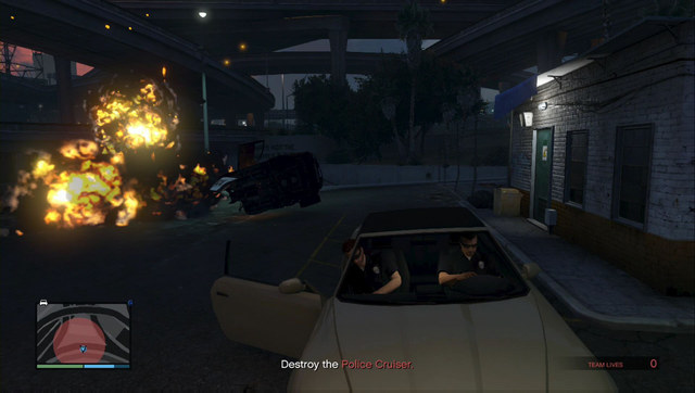 Sprengen Sie das Polizeiauto in die Luft und entkommen Sie mit dem Fluchtauto - Heist 2: Prison Break - Heists (DLC) - GTA 5 Guide