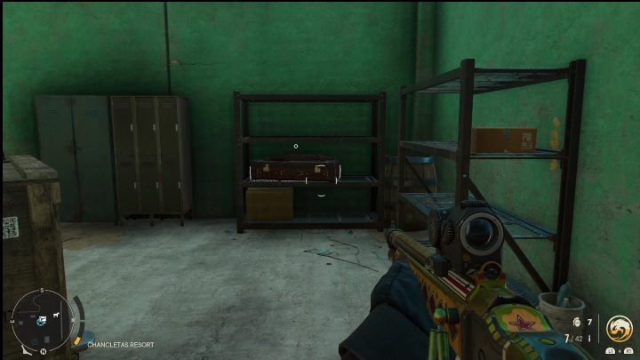 Die Waffentruhe befindet sich in einem kleinen Raum voller Regale – Far Cry 6: Leichte Maschinengewehre, einzigartige Waffen – Liste – Einzigartige Waffen – Far Cry 6 Guide