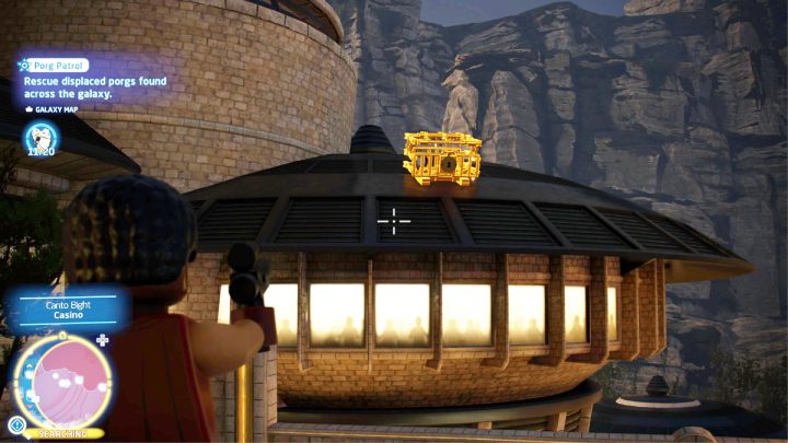 Der Porg befindet sich in einem goldenen Käfig auf dem Dach des Casinos – LEGO Skywalker Saga: Porg Patrol – Komplettlösung – Herausforderungen – LEGO Skywalker Saga Guide