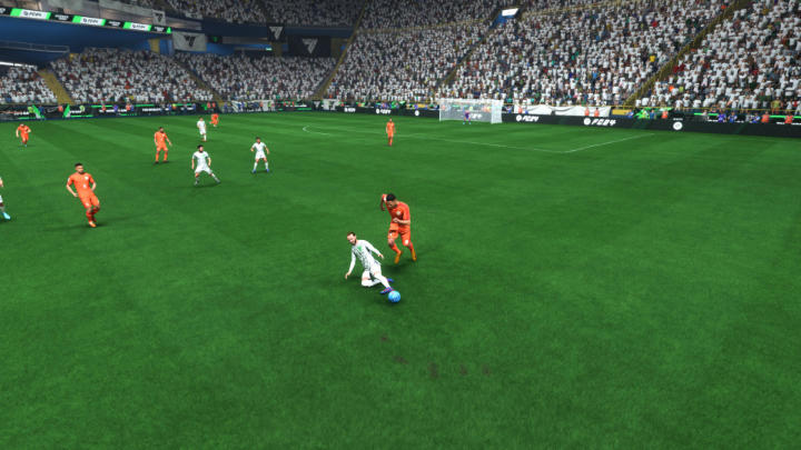 Sie können im Spiel auch Sliding Tackle (Square/X) verwenden, aber dies ist ein letzter Ausweg oder wird verwendet, wenn Sie sicher sind, dass Sie kein Foul begehen - EA Sports FC 24: Verteidigung – Grundlagen – EA Sports FC 24 – Spiel Führung