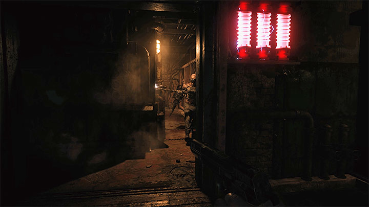 Auf Ihrem Weg durch die neuen Räume der Etage B3 können Sie damit rechnen, einem Soldaten mit einem Kern auf dem Rücken zu begegnen – Resident Evil Village: Erkundung der Etage B3 – Komplettlösung – Fabrik – Resident Evil Village Guide