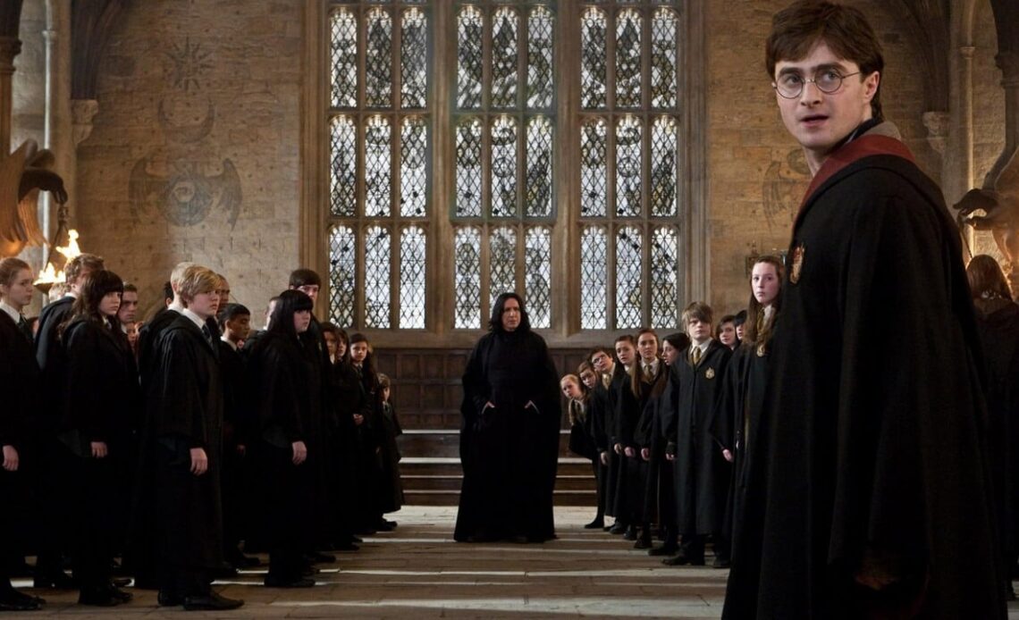 Photos from the set of the Harry Potter TV series have caused quite a bit of excitement among fans who want the location to look like in Hogwarts Legacy, image source: Harry Potter and the Deathly Hallows – Part 2, David Yates, Warner Bros. Pictures, 2011.