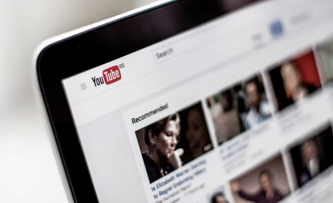YouTube is fighting platform spam. This could mean the end for „AI slop”, image source: NordWood Themes; Unsplash.com; 2019.