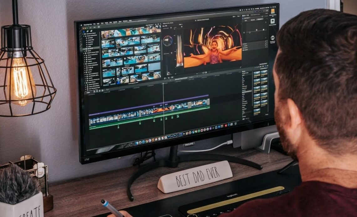 Remote work is becoming a thing of the past. More and more companies requires return to offices, image source: NATHAN MULLET; Unsplash.com; 2020.