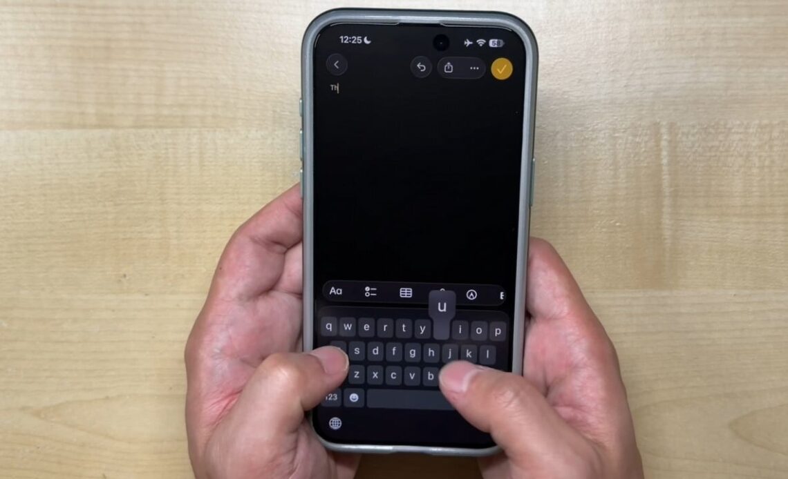iOS 26 broke the keyboard on iPhones. „My typing immediately got worse”, image source: YouTube: Michi NekoMichi; 2025.