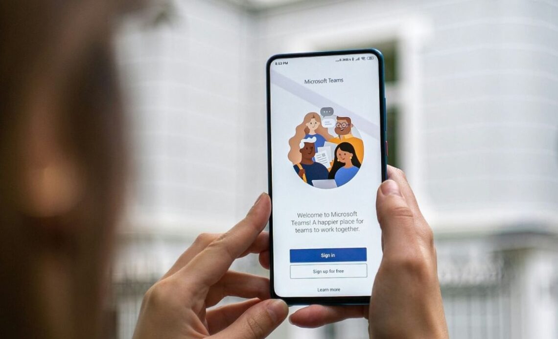 Microsoft Teams will now monitor who is actually working in the office. And the boss will be able to check it at any time, image source: Unsplash/Mika Baumeister.