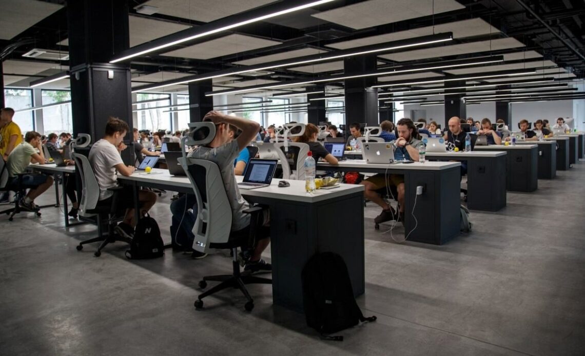 „Let him sit in the middle of this stupid office.” Microsoft CEO wants everyone to work in open space, not remotely, image source: Alex Kotliarskyi; Unsplash.com; 2017.