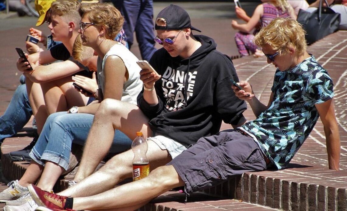 What happens when you kick millions of teenagers off social media? Australia is about to find out, image source: Pixabay/natureaddict.