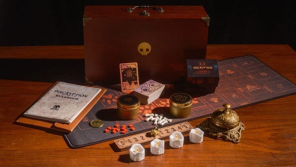 Das maßgeschneiderte Brettspiel für zwei Spieler von Inscryption ist eine Mischung aus Ästhetik und Adaption