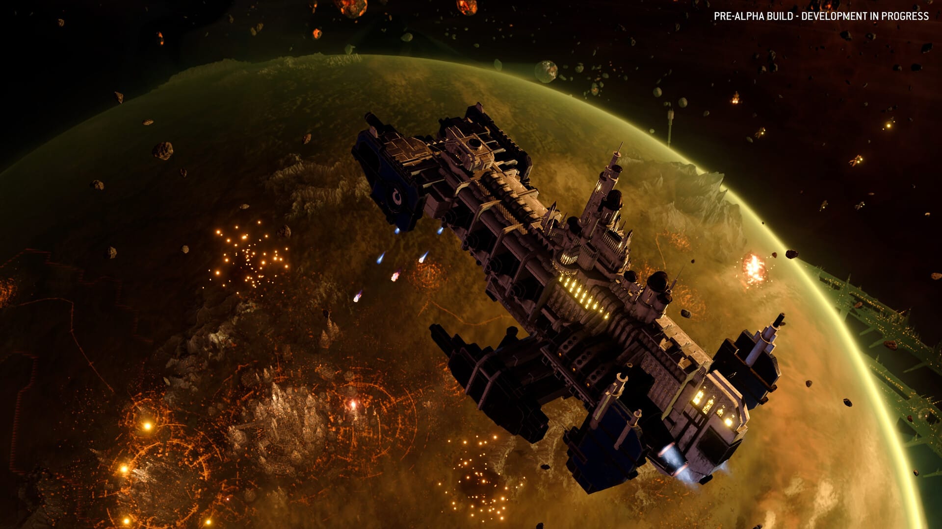 In einem Screenshot aus dem kommenden Total War: Warhammer 40.000 bombardiert ein imperiales Schiff einen Planeten aus dem Weltraum