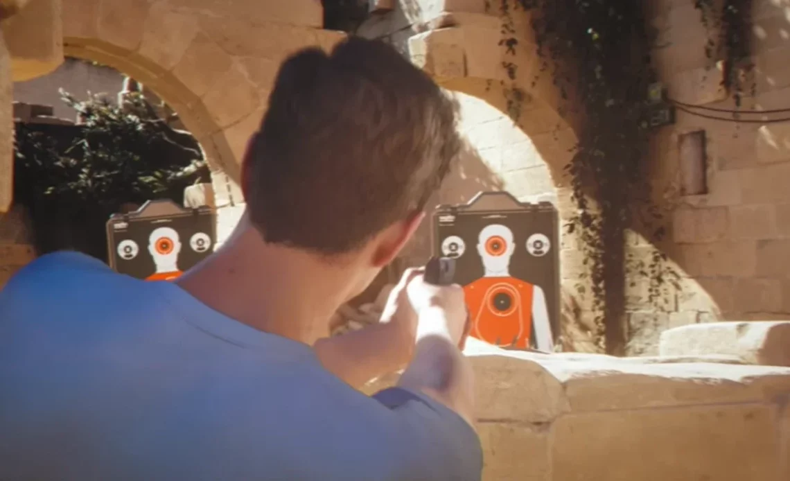 Wie man Waffen und die Lizenz zum Töten benutzt – NeonLightsMedia