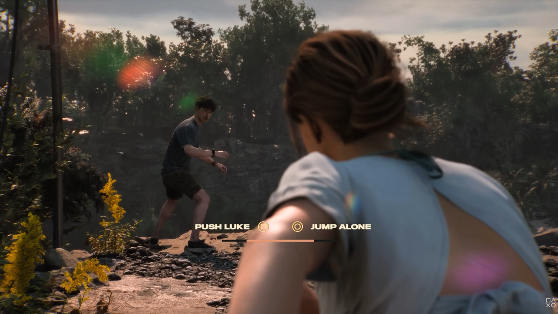 Während ein Charakterduo vor einem Machetenkiller flieht und sich am Rand einer Klippe wiederfindet, kann der Spieler wählen, ob er „Luke schieben“ oder „allein springen“ möchte.
