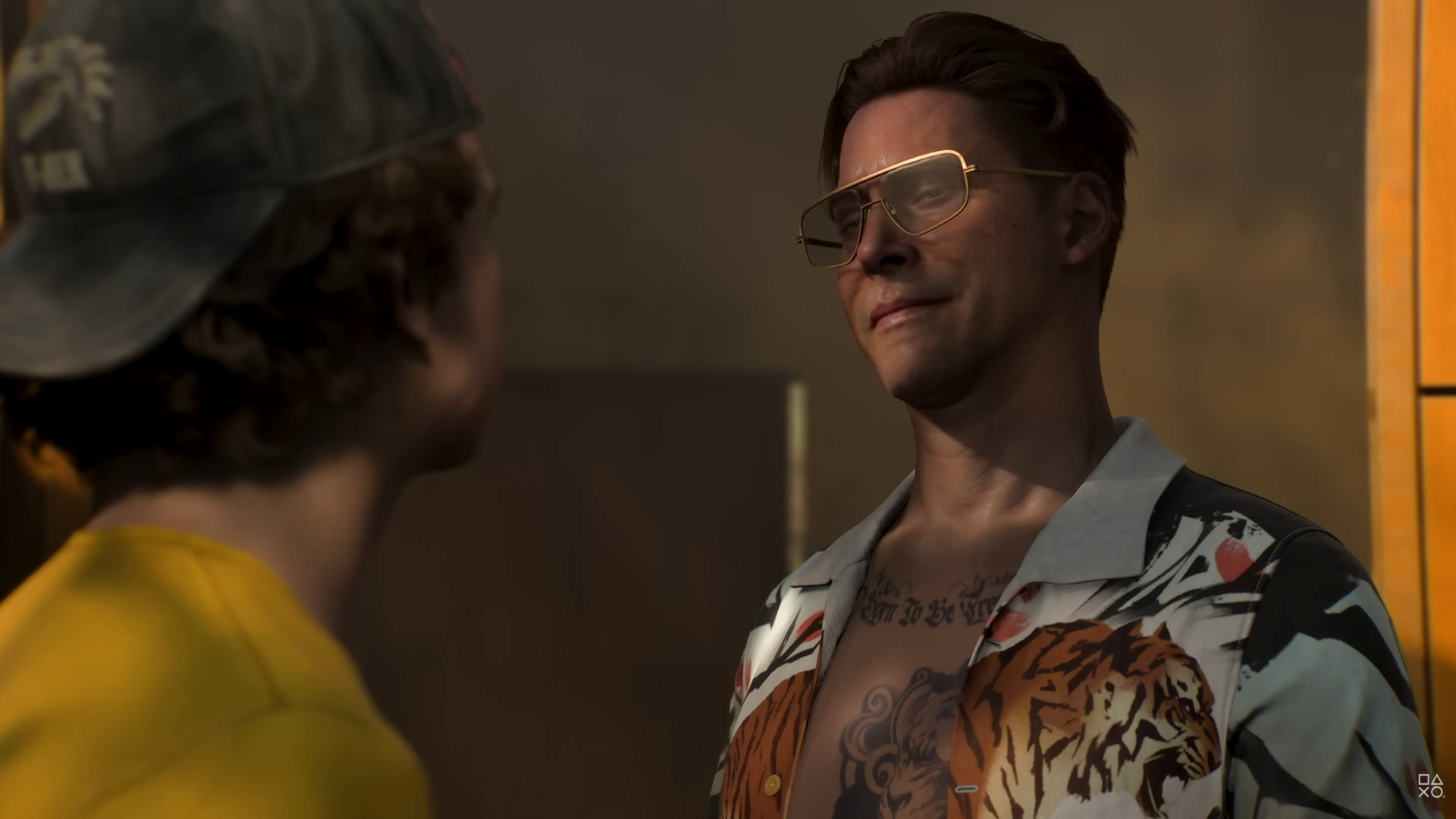 Neil Newbon porträtiert Sebastian, einen Mann in schicker Sonnenbrille, mit offenem Tigerhemd und stark tätowierter Brust. Er scheint nett zu sein!